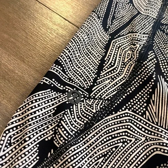 Lululemon Black Athletic Pattern Leggings Women 8 - Picture 4 of 5
